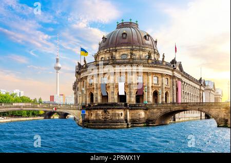 Museumsinsel an der Spree und Blick auf die Brücken, Berlin, Deutschland Stockfoto