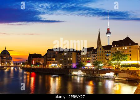 Die Spree und die Innenstadtgebäude von Berlin, Blick auf die Abendbeleuchtung, Deutschland Stockfoto