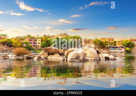 Malerische Ufer des Nils und traditionelle Gebäude von Assuan, Ägypten Stockfoto