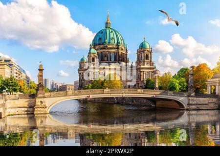 Attraktiver Dom oder Berliner Dom auf Museumsinsel schöne Sommerausblicke auf Berlin Stockfoto