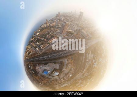 Stadtbild von Limassol und Autobahn A1, Zypern. Kugelförmiges Panorama Stockfoto