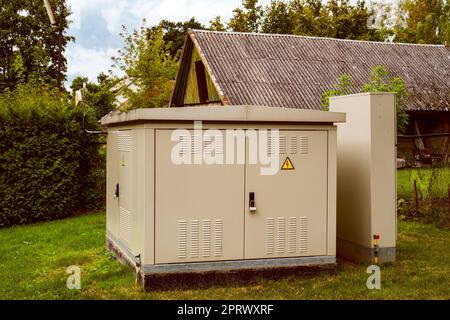 Elektrischer Hochspannungs-Verteilerschrank in einem Dorf Stockfoto