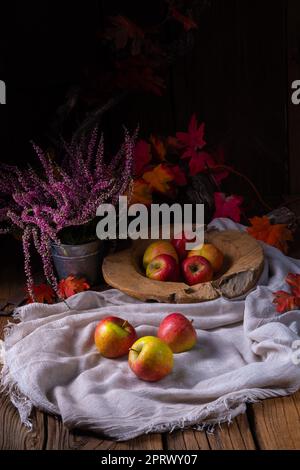 Frisch gepflückte reife Äpfel auf einem Tisch Stockfoto