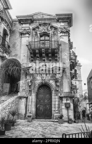 Palazzo della Cancelleria, barockes Gebäude und Wahrzeichen in Ragusa, Italien Stockfoto