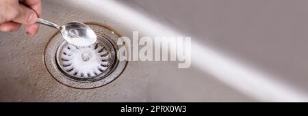 Reinigung Des Abflusses In Der Küche Stockfoto