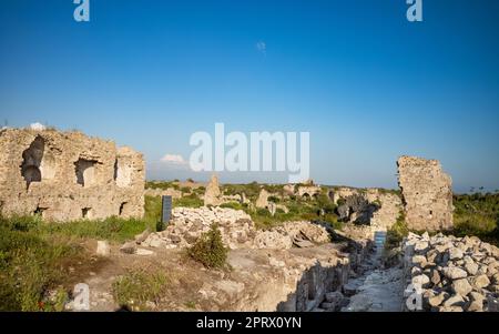 Das byzantinische Krankenhaus neben unausgegrabenen Ruinen, die sich in der antiken römischen Stadt Side in der türkischen Provinz Antalya bis in die Ferne erstrecken (Turk Stockfoto