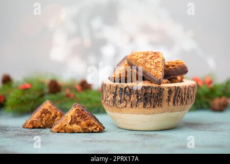 Nuss-Eckdreiecke, traditionelle deutsche Süßwaren namens Nussecke, mit Schokolade überzogen, weihnachtskuchen Stockfoto