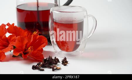 Ein transparentes Glas mit heißer roter Karcade-Blumentee Stockfoto