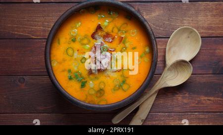 Deutsche Bierkäsesuppe mit Cheddar und gebratenem Speck. Oktoberfest-Partykonzept Stockfoto