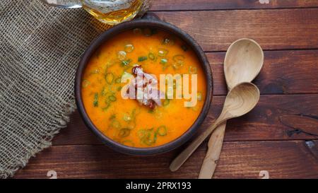 Deutsche Bierkäsesuppe mit Cheddar und gebratenem Speck. Oktoberfest-Partykonzept Stockfoto