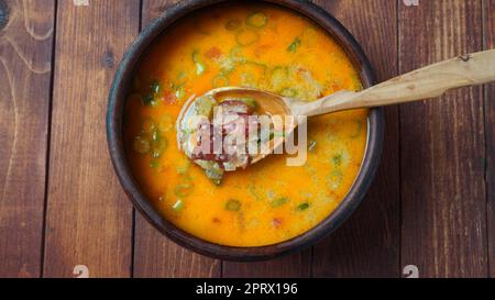 Deutsche Bierkäsesuppe mit Cheddar und gebratenem Speck. Oktoberfest-Partykonzept Stockfoto