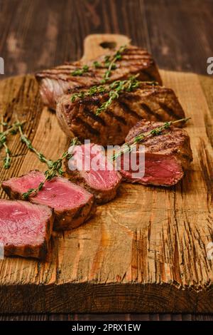 Gegrilltes Rindersteak in Scheiben geschnitten Stockfoto