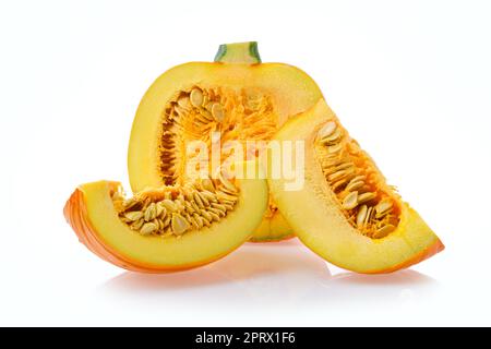 Kürbis auf die Hälfte geschnitten und auf Scheiben isoliert auf weiß Stockfoto