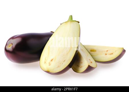 Frische Aubergine – ganz und geschnitten an Teilen, isoliert auf weiß Stockfoto