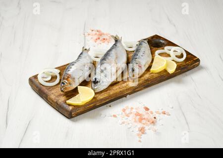 Gesalzener Iwashi-Heringsfisch, mariniert in Gewürzen Stockfoto