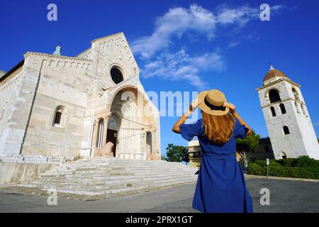 Tourismus in Italien. Schöne junge Frau genießen Blick auf die historische Kathedrale von Anconara, Marken, Italien. Weitwinkel. Stockfoto