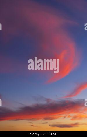 Schönen Himmel mit Wolken vor Sonnenuntergang Stockfoto