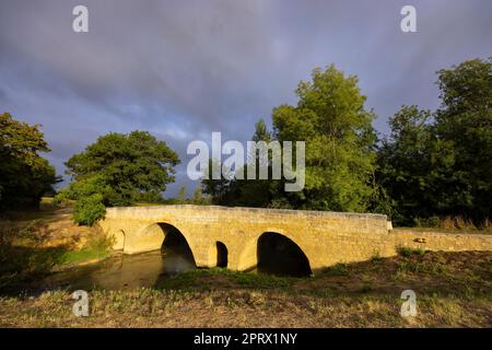 Romanische Brücke von Artigue und Fluss Osse in der Nähe von LarressSingle auf dem Weg nach Santiago de Compostela, UNESCO-Weltkulturerbe, Departement Gers, Frankreich Stockfoto