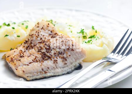 zander auf Kreuzkümmel mit gekochten Kartoffeln Stockfoto