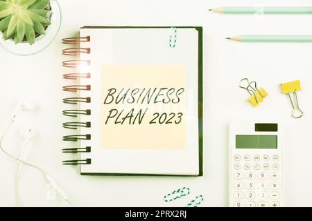 Textzeichen mit Businessideen und Zielen für Neujahr im Businessplan 2023Challenging. Unternehmensübersicht herausfordernde Geschäftsideen und Ziele für das neue Jahr Stockfoto