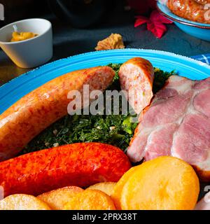 Köstlicher oldenburger Grünkohl mit Pinkelwurst Stockfoto