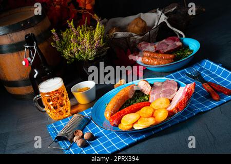 Köstlicher oldenburger Grünkohl mit Pinkelwurst Stockfoto