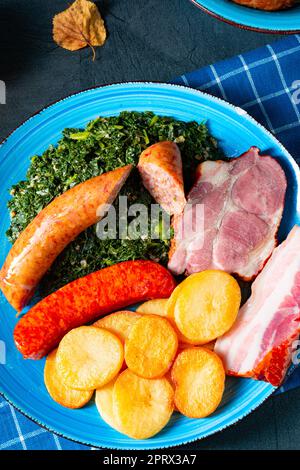 Köstlicher oldenburger Grünkohl mit Pinkelwurst Stockfoto