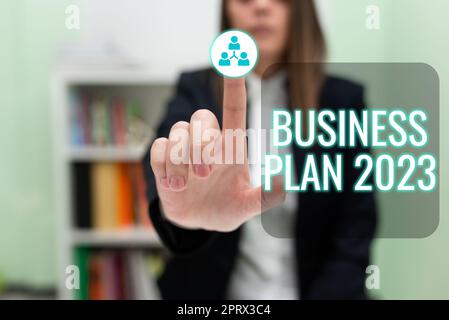 Schreiben mit Text Business Plan 2023Challenging Business Ideas and Goals for New Year. Geschäftskonzept fordert Geschäftsideen und Ziele für das neue Jahr heraus Stockfoto