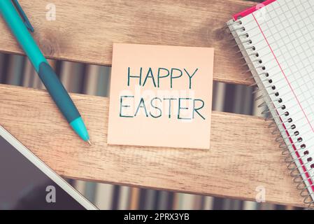 Schreiben mit Anzeige von Text Frohe Ostern. Konzept bedeutet christliches Fest zur Erinnerung an die Auferstehung Jesu Stockfoto