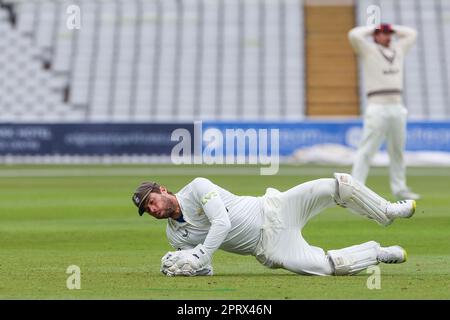 Aufgenommen in Edgbaston, Birmingham, Großbritannien, am 27. April 2023 im Edgbaston Stadium. Abbildung: Surreys Wicket Keeper Ben Foakes in Aktion an Tag 1 des Spiels LV= Insurance County Cup zwischen Warwickshire County Cricket Club & Surrey Image ist nur für redaktionelle Zwecke, Gutschrift an Stu Leggett über Alamy Live News Stockfoto