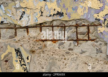 Alte Stahlbetonkonstruktion mit beschädigter und rostiger Metallverstärkung, die abgerissen werden muss - Metallleisten rosten aufgrund von Wassereintritt in Beton Stockfoto