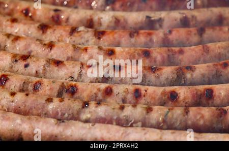 Wir rauchten Fleischwurst auf dem Grill Stockfoto