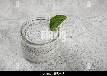 Glas Chiasamen-Pudding mit Kokosmilch Stockfoto