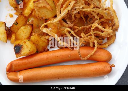 Close up Teil der Würstchen mit gerösteten Kartoffeln Stockfoto