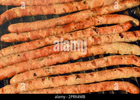 Wir rauchten Fleischwurst auf dem Grill Stockfoto