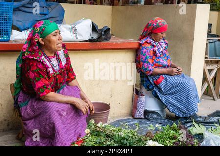 Zwei ältere einheimische Zapoteken-Frauen in traditionellen Kleidern auf dem Markt in Tlacolula de Matamoros, Oaxaca, Mexiko. Stockfoto