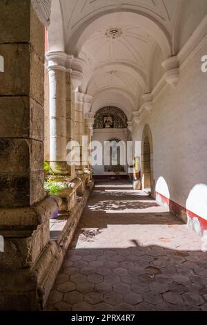 Das ehemalige Kloster der Kirche St. Peter und St. Paul aus dem 16. Jahrhundert in der Villa de Etla, Oaxaca, Mexiko. Stockfoto