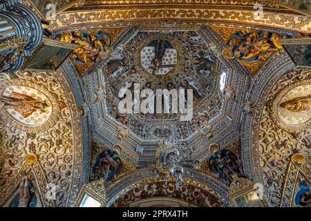 Die Decke der kunstvoll verzierten barocken Kapelle des Senor de Tlacolula, der Kirche der Himmelfahrt, der Tlacolula de Matamoros, Mexiko. Stockfoto