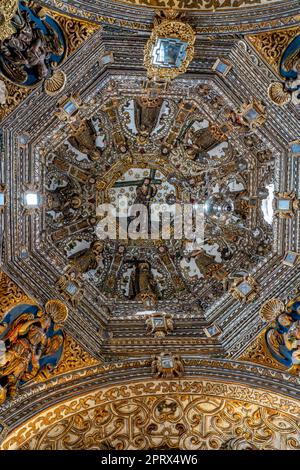 Die Decke der kunstvoll verzierten barocken Kapelle des Senor de Tlacolula, der Kirche der Himmelfahrt, der Tlacolula de Matamoros, Mexiko. Stockfoto