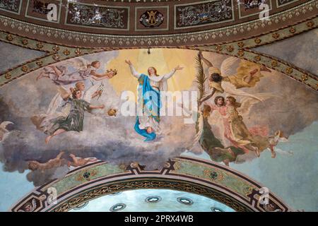 Fresken an der Decke der Kirche Heilige Maria der Himmelfahrt in Tlacolula de Matamoros, Oaxaca, Mexiko. Die Himmelfahrt von Maria ist abgebildet. Stockfoto