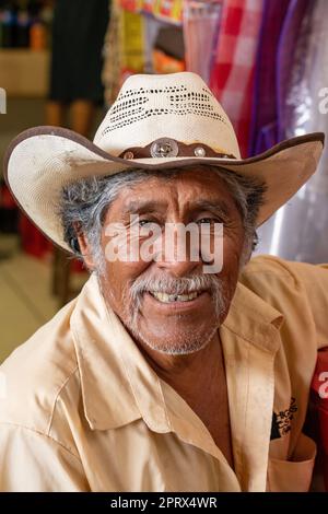 Porträt eines älteren Mannes mit Strohcowboyhut auf dem Markt in Tlacolula de Matamoros, Central Valley of Oaxaca, Mexiko. Stockfoto