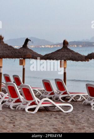 Am Vormittag am Strand von Can Picafort auf Mallorca Stockfoto