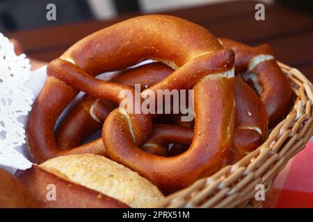 Verschließen Sie Brezelbrot und Brötchen im Korb Stockfoto