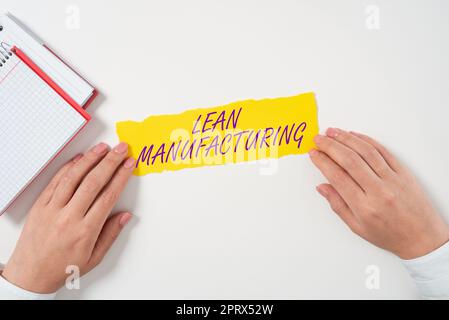 Schild mit der Aufschrift Lean ManufacturingWaste Minimization ohne Einbußen bei der Produktivität. Minimierung von Verschwendung durch das Internet-Konzept ohne Einbußen bei der Produktivität Stockfoto