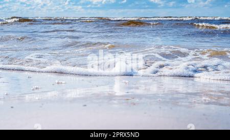 Ruhige Meereslandschaft, Himmel, Wellen und Sand. Meditation und Entspannung. Ein Hauch von Meer. Wunderbare Momente des Lebens. Tourismus und Reisen. Pracht der Natur Stockfoto