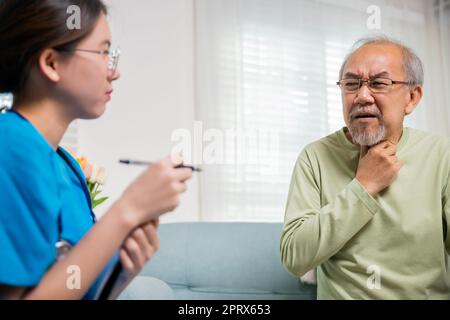 Asiatische junge Krankenschwester überprüft älteren Mann Nackenschmerzen in der Klinik im Altersheim, untersucht Arzt Frau Lymphknoten am Hals, um festzustellen, ob geschwollen, wund Stockfoto