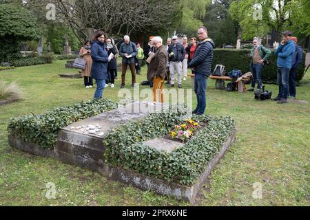 Dresden, Deutschland. 27. April 2023. Beatrice Teichmann (l-r), Leiterin der Friedhöfe Elias, Trinitatis und Johannis in Dresden, Tom Pauls, Kabarettkünstler, und Dirk Böhme, Restaurator, Stehen Sie hinter dem Grab von Caspar David Friedrich während einer Presseveranstaltung auf dem Friedhof Trinitatis. Anlässlich des 250. Geburtstages des Malers im Jahr 2024 soll die Grabstätte restauriert und durch ein neues Denkmal ergänzt werden. Kredit: Sebastian Kahnert/dpa/Alamy Live News Stockfoto