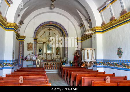 Das Innere des Santuario del Señor de Las Peñitas aus dem 17. Jahrhundert in Reyes Etla, Oaxaca, Mexiko. Drehort des Films, "Nacho Libre". Stockfoto