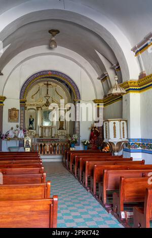 Das Innere des Santuario del Señor de Las Peñitas aus dem 17. Jahrhundert in Reyes Etla, Oaxaca, Mexiko. Drehort des Films, "Nacho Libre". Stockfoto