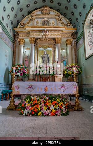 Altar und Ausgrabungsstück der Kirche der Heiligen Maria der Himmelfahrt in Tlacolula de Matamoros, Oaxaca, Mexiko. Stockfoto